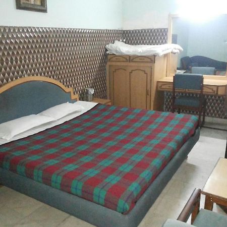 Hotel Saurab Дехрадун Экстерьер фото