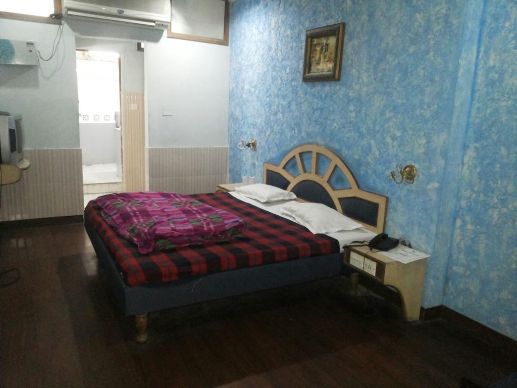 Hotel Saurab Дехрадун Экстерьер фото